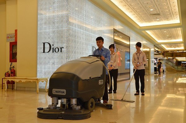 Vệ sinh ở trung tâm thương mại Tràng Tiền Plaza