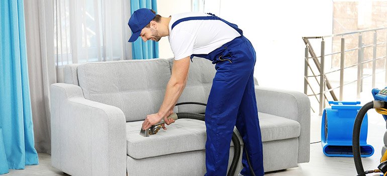 Dùng máy hút bụi vệ sinh ghế sofa