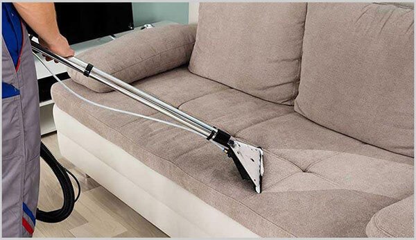 Sử dụng máy hút bụi bám trên bề mặt ghế sofa