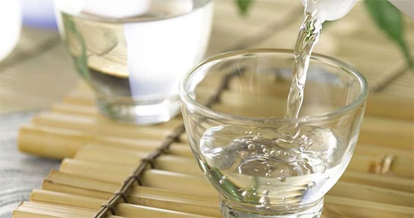 Giấm và nước làm sạch hoàn hảo cho ghế da