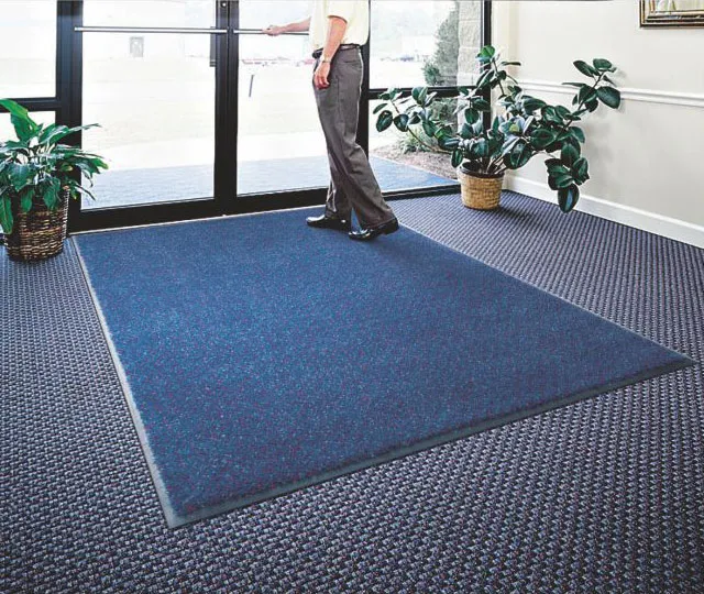 Thảm trải sàn văn phòng có lớp cao su bên dưới