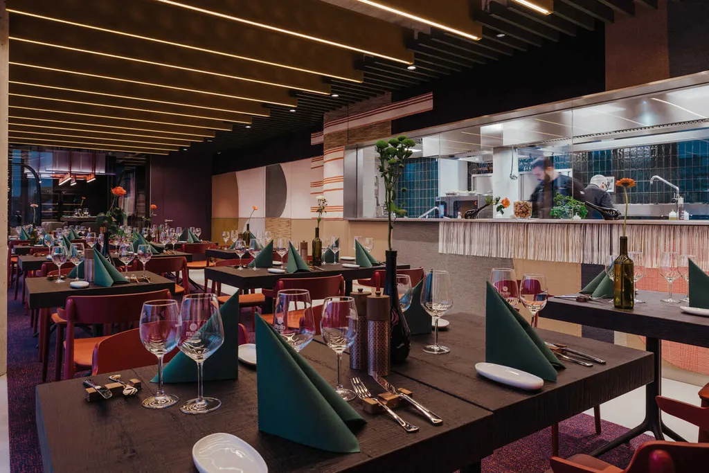 Sự mix & match tài tình giữa thảm trải sàn và các vật liệu nội thất trong nhà hàng đã mang đến một không gian hút mắt người nhìn Sự mix & match tài tình giữa thảm trải sàn và các vật liệu nội thất trong nhà hàng đã mang đến một không gian hút mắt người nhìn